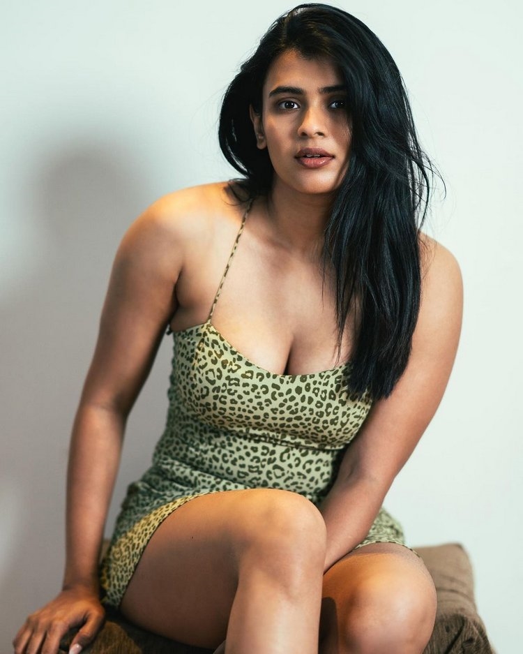 Actress Hebah Patel Hot Sizzling Images