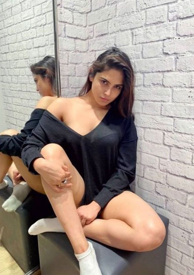 Actress Naina Ganguli Hot Sizzling Images