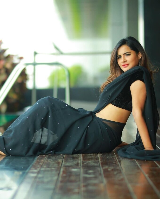 Ashu Reddy Hot Black Saree Photos