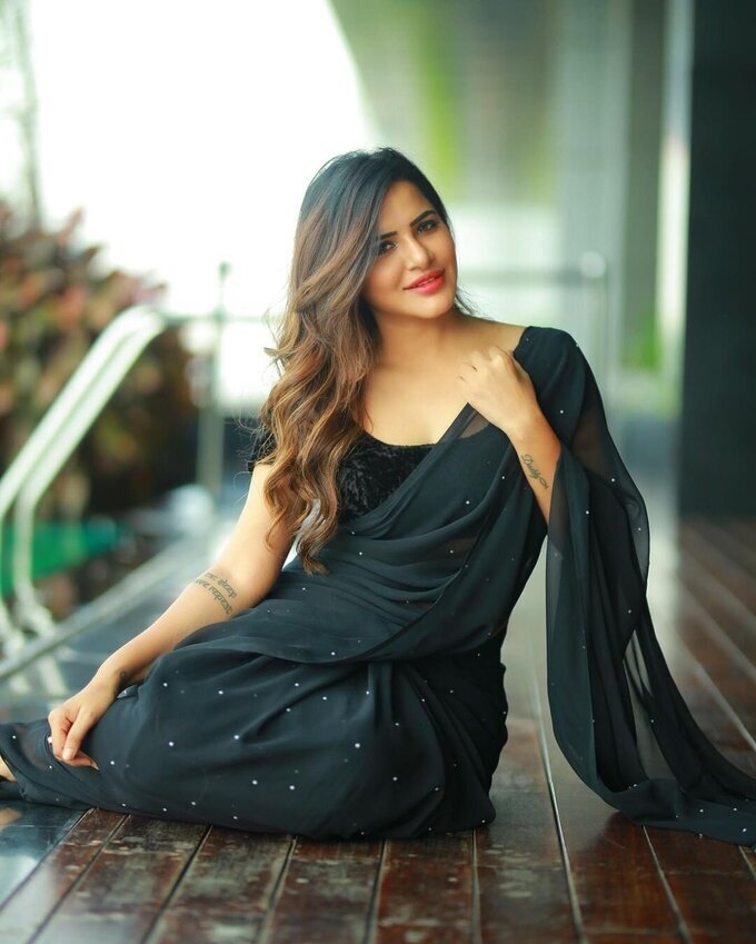 Ashu Reddy Hot Black Saree Photos