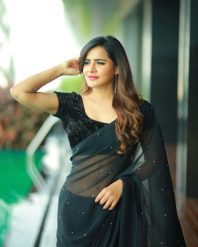 Ashu Reddy Hot Black Saree Photos