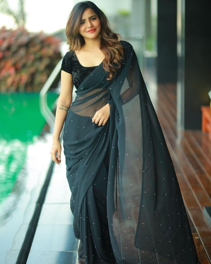 Ashu Reddy Hot Black Saree Photos