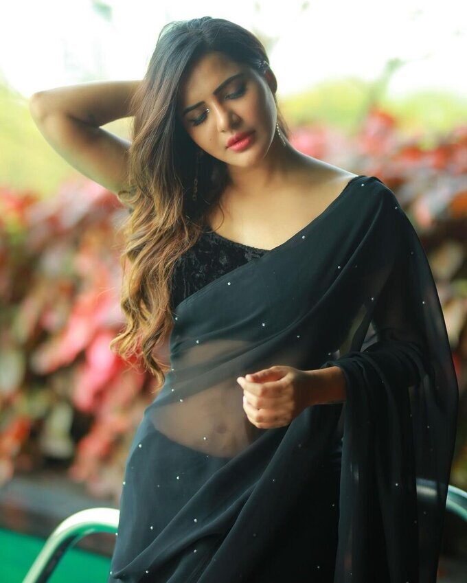 Ashu Reddy Hot Black Saree Photos