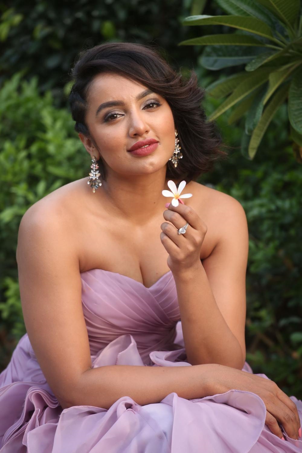 BiggBoss2 Contestant Tejaswi Madivada Hot Sizzling Images In Pink Dress