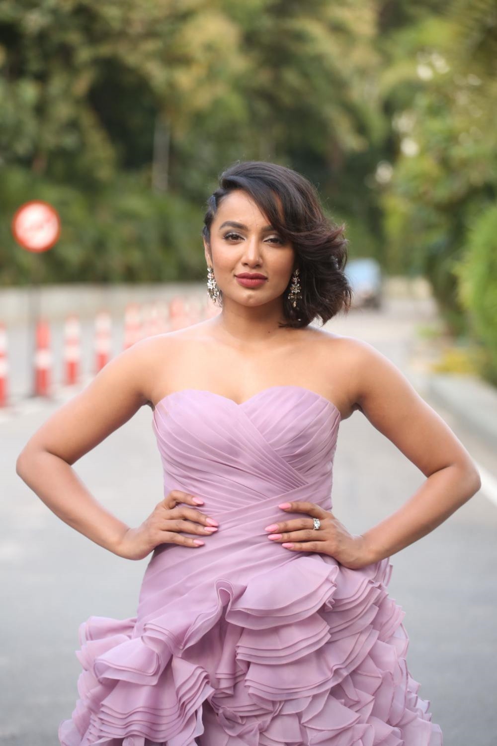 BiggBoss2 Contestant Tejaswi Madivada Hot Sizzling Images In Pink Dress