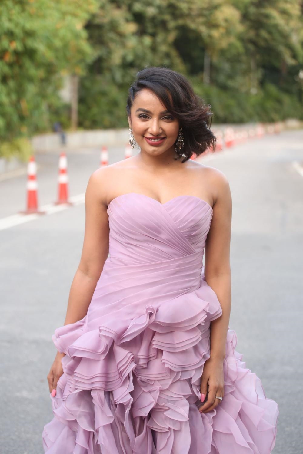 BiggBoss2 Contestant Tejaswi Madivada Hot Sizzling Images In Pink Dress