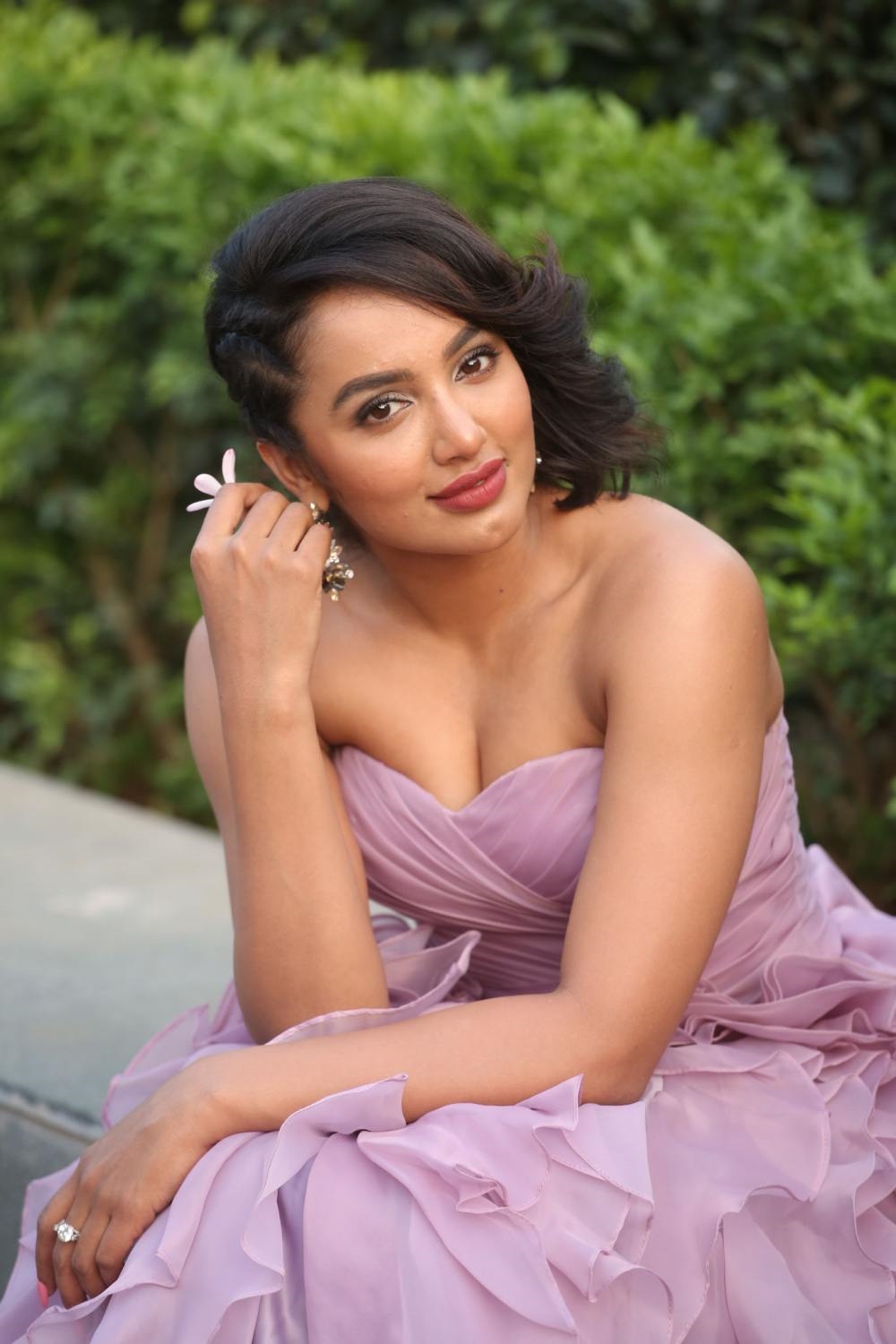 BiggBoss2 Contestant Tejaswi Madivada Hot Sizzling Images In Pink Dress