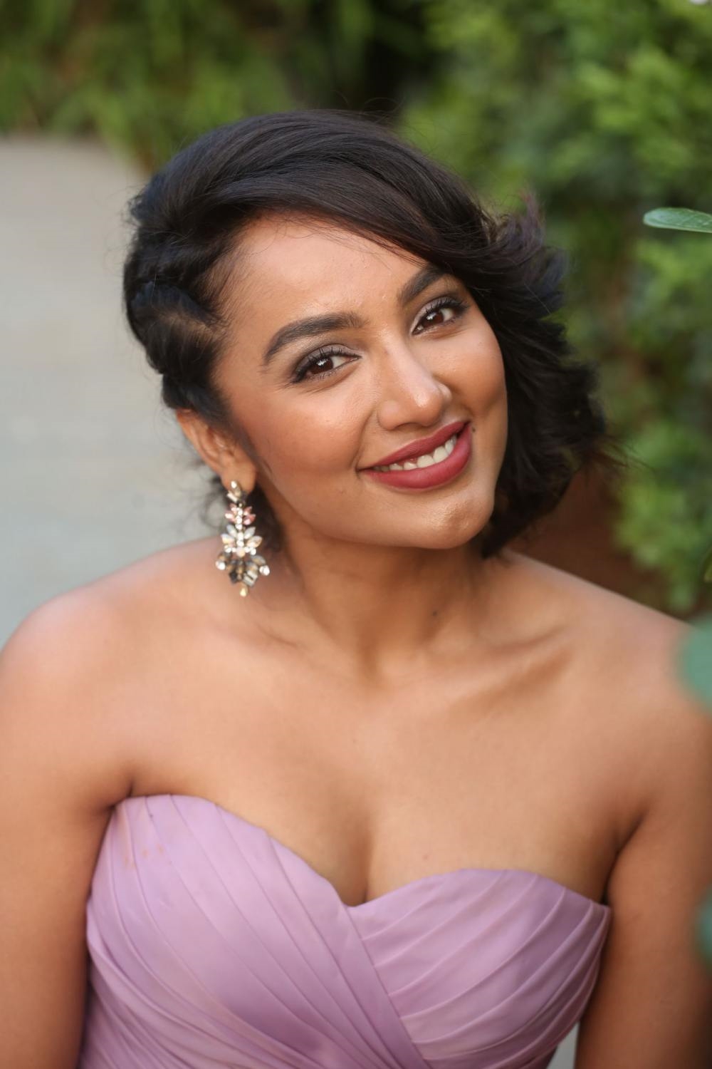 BiggBoss2 Contestant Tejaswi Madivada Hot Sizzling Images In Pink Dress
