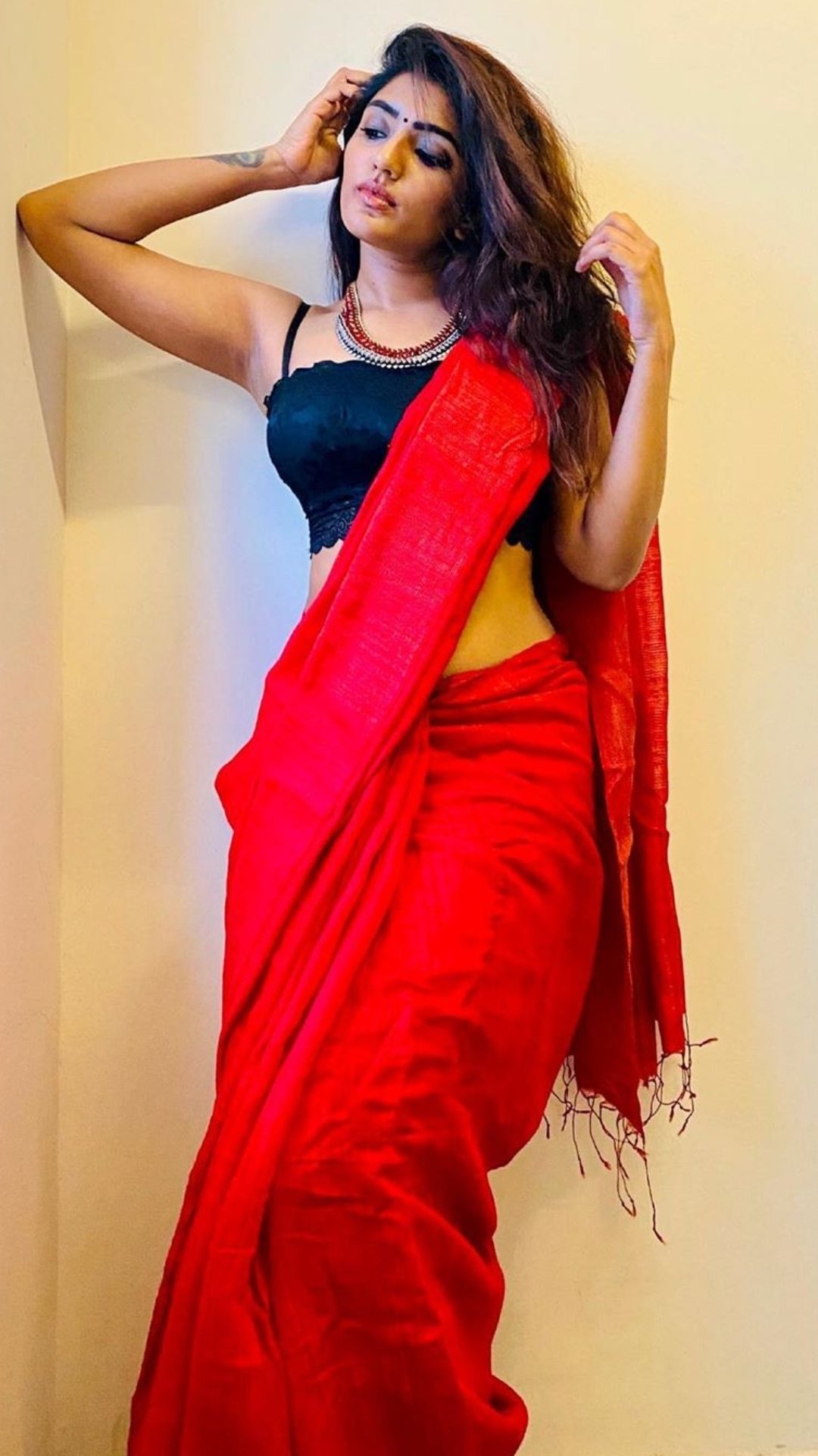 Eesha Rebba hot saree pics