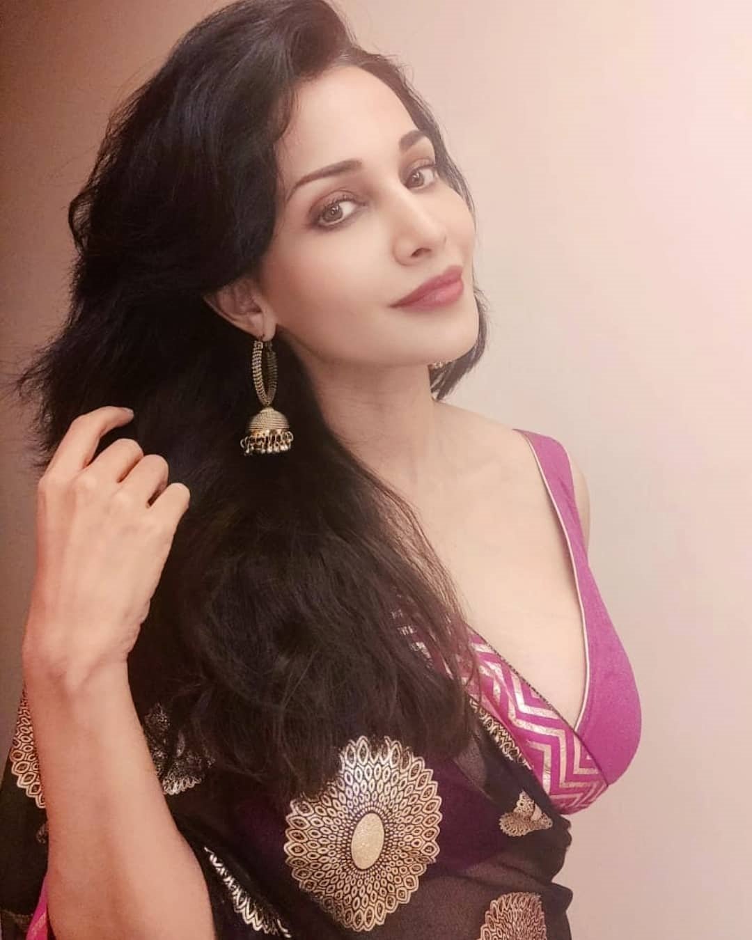 Flora Saini latest hot Clicks