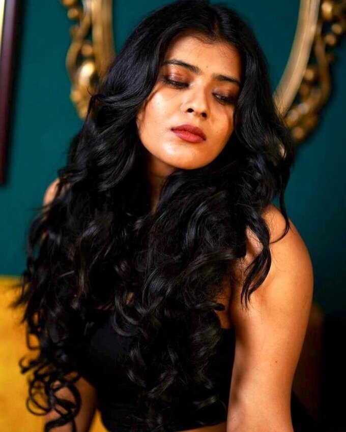 Hebah Patel Hot Photos In Black Dress