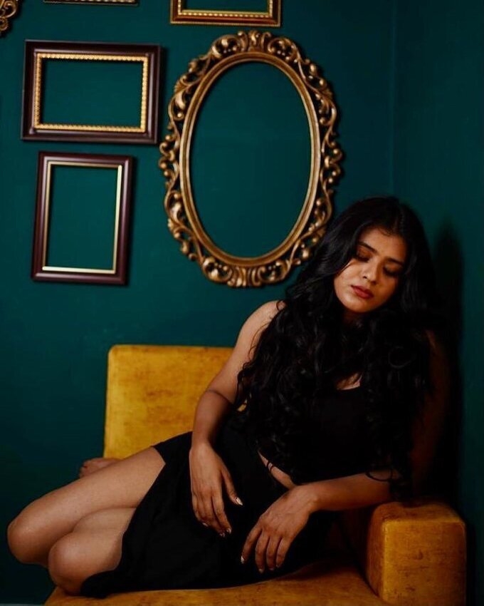 Hebah Patel Hot Photos In Black Dress