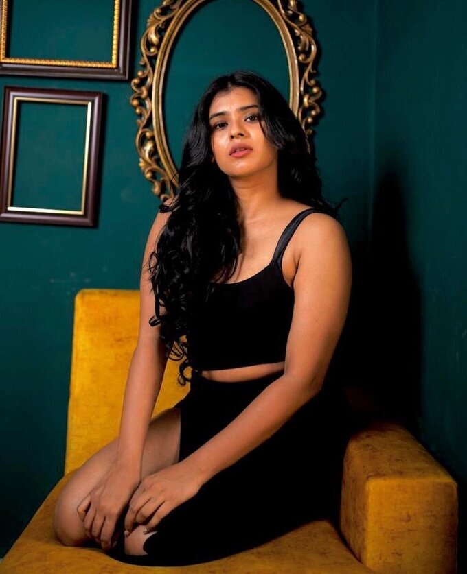 Hebah Patel Hot Photos In Black Dress