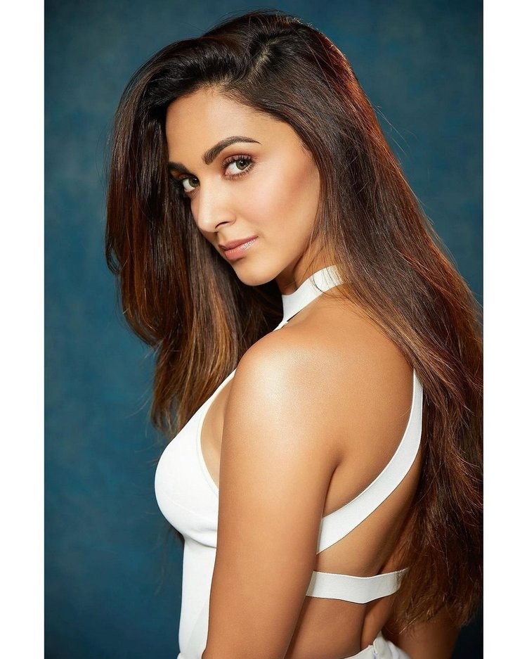 Kiara Advani Images In Facebook