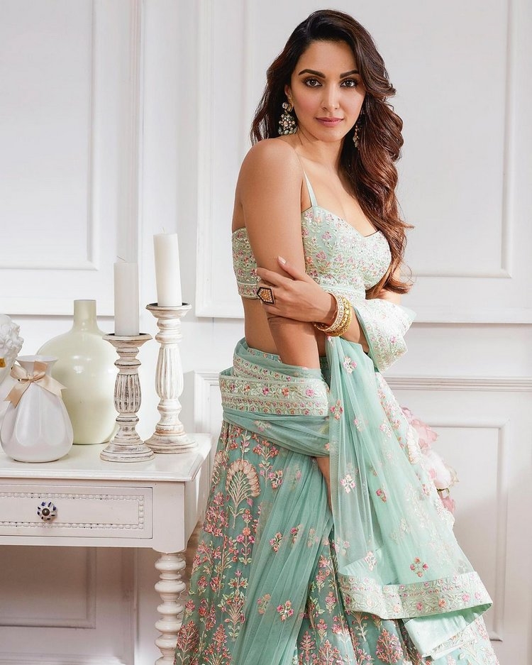 Kiara Advani Images In Facebook