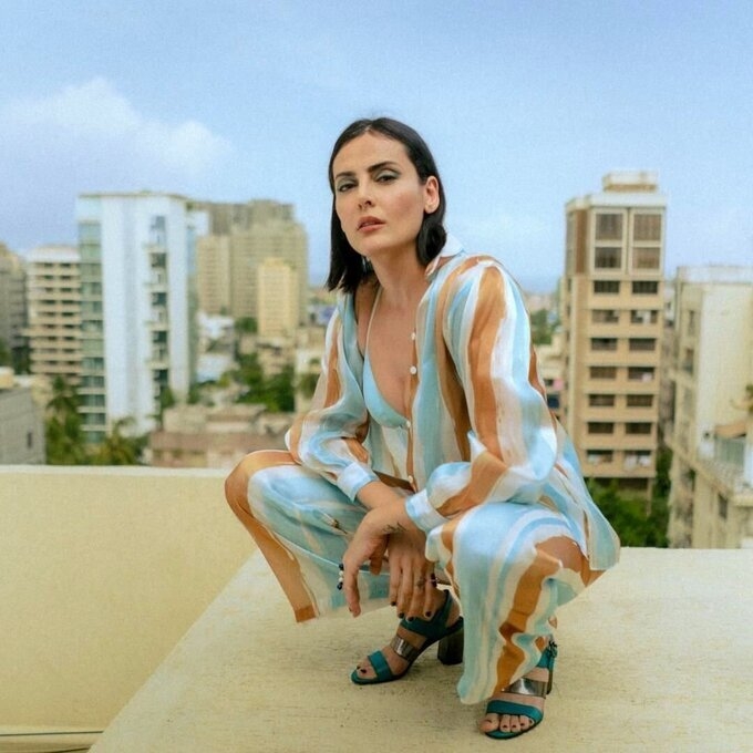 Mandana Karimi New Clicks
