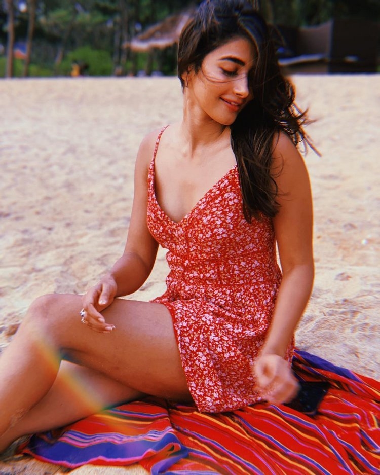 Pooja Hegde Hot Pics In Instagram