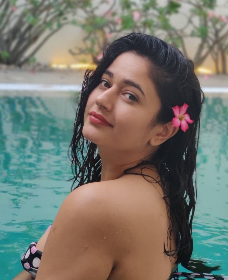 Poonam Bajwa Amazing Hot Photos