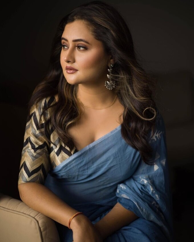 Rashami Desai Hot Photos In Saree