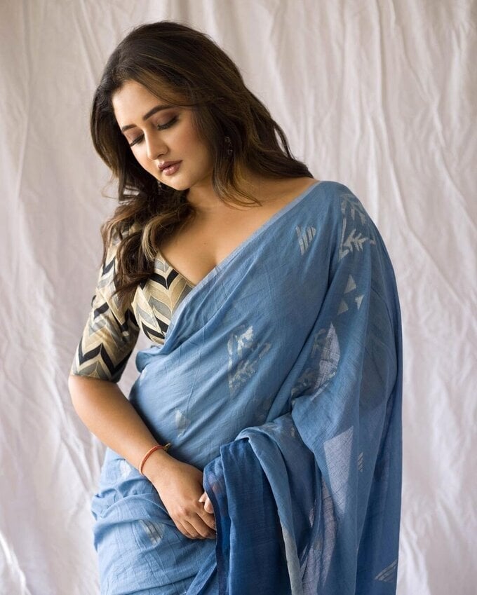 Rashami Desai Hot Photos In Saree