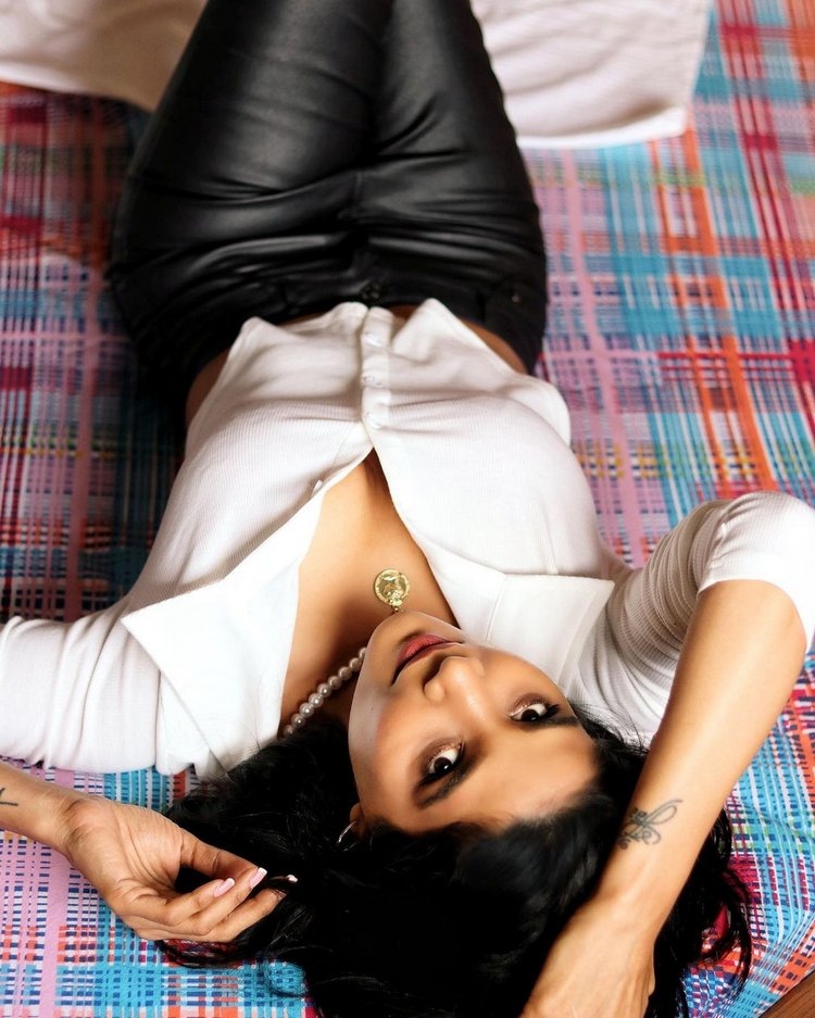 Sakshi Agarwal Hot Photos In Bed