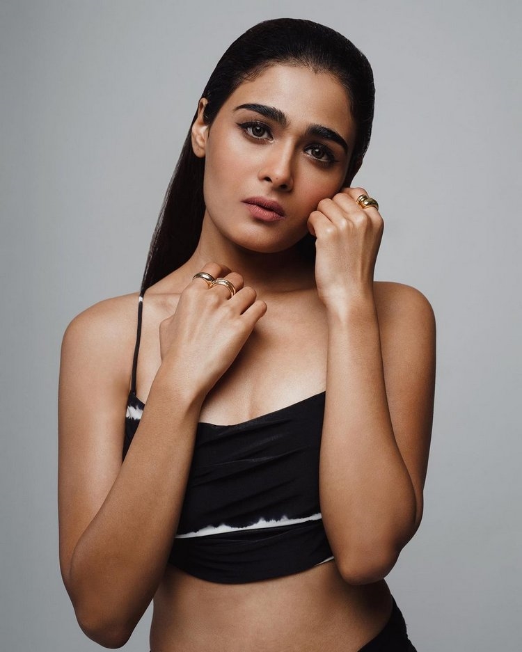 Shalini Pandey Hot Photos In Insta