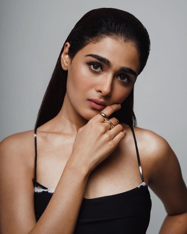 Shalini Pandey Hot Photos In Insta