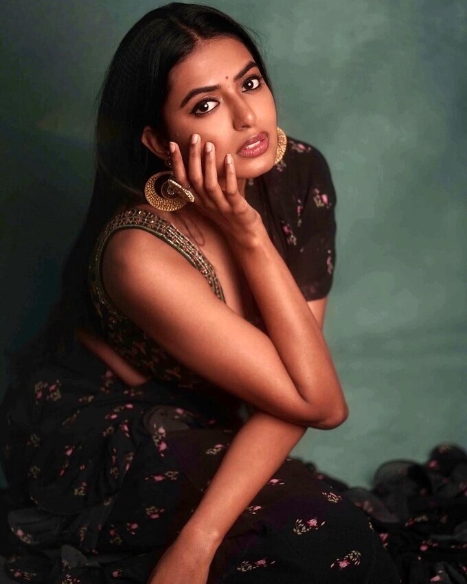 Shivani Rajasekhar Black Saree Photos