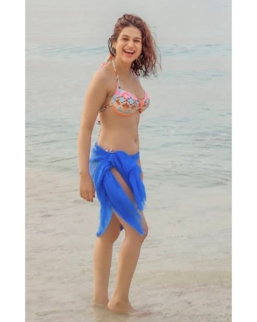 Shraddha Das latest Photos in pool