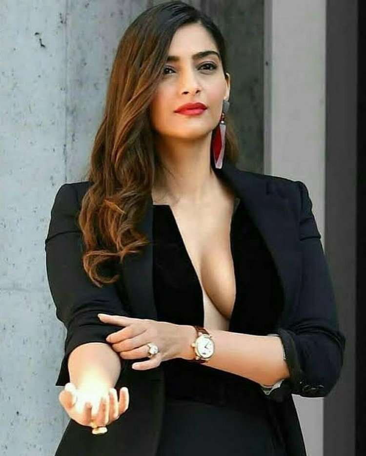 Sonam kapoor latest sexy Photos