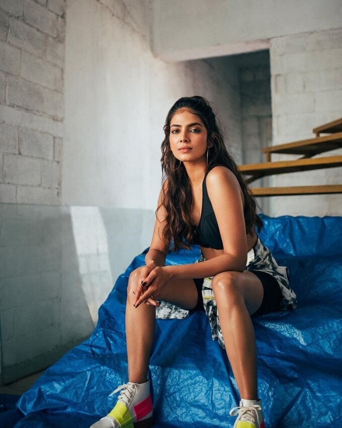 malavika mohananl Hot Photos