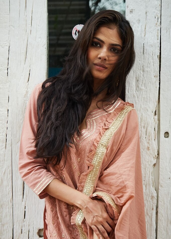 malavika mohananl Hot Photos