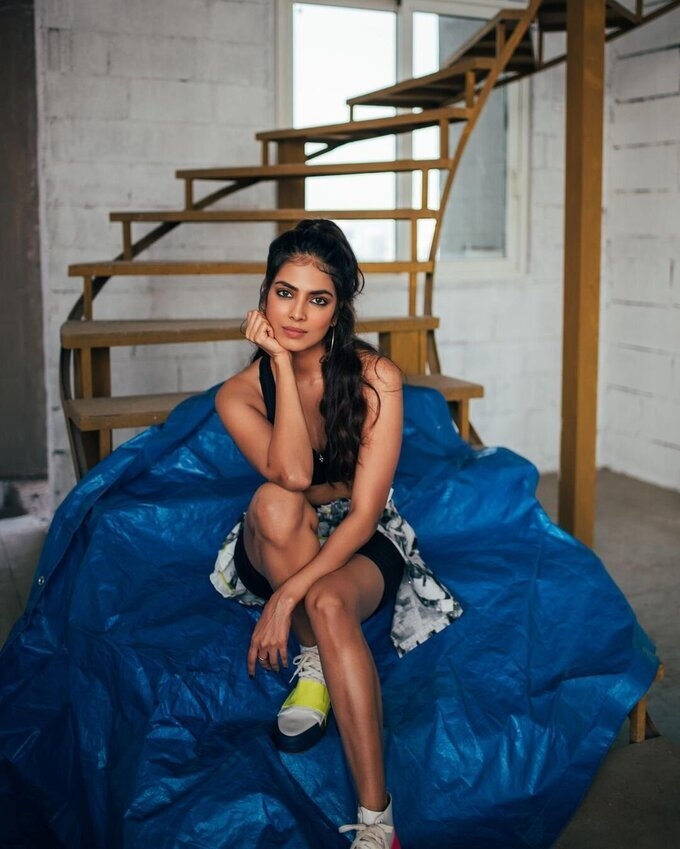 malavika mohananl Hot Photos
