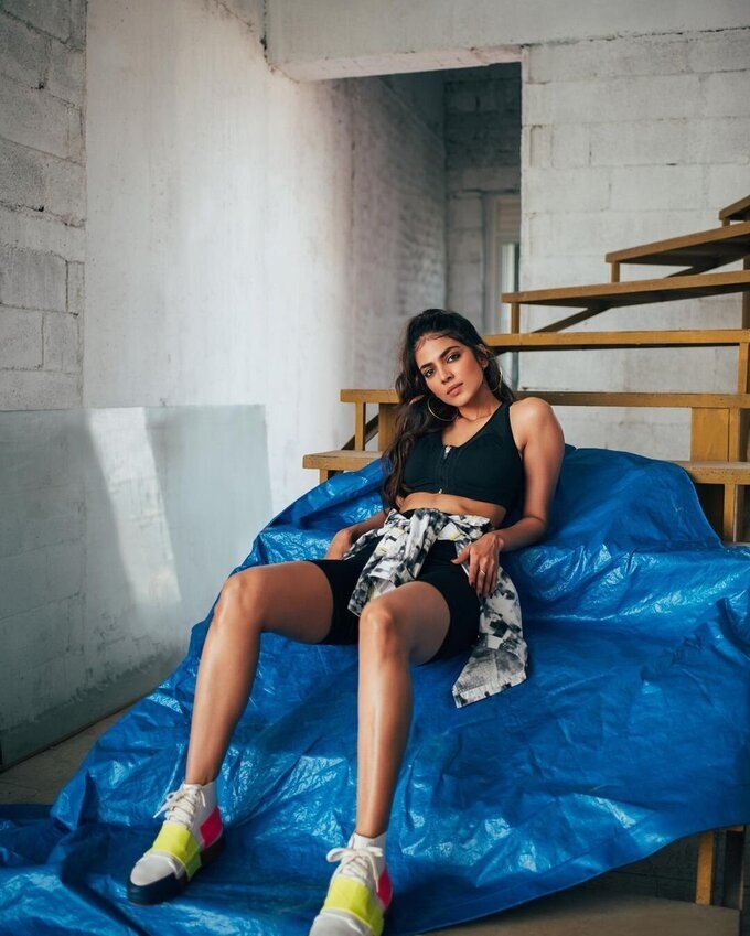 malavika mohananl Hot Photos