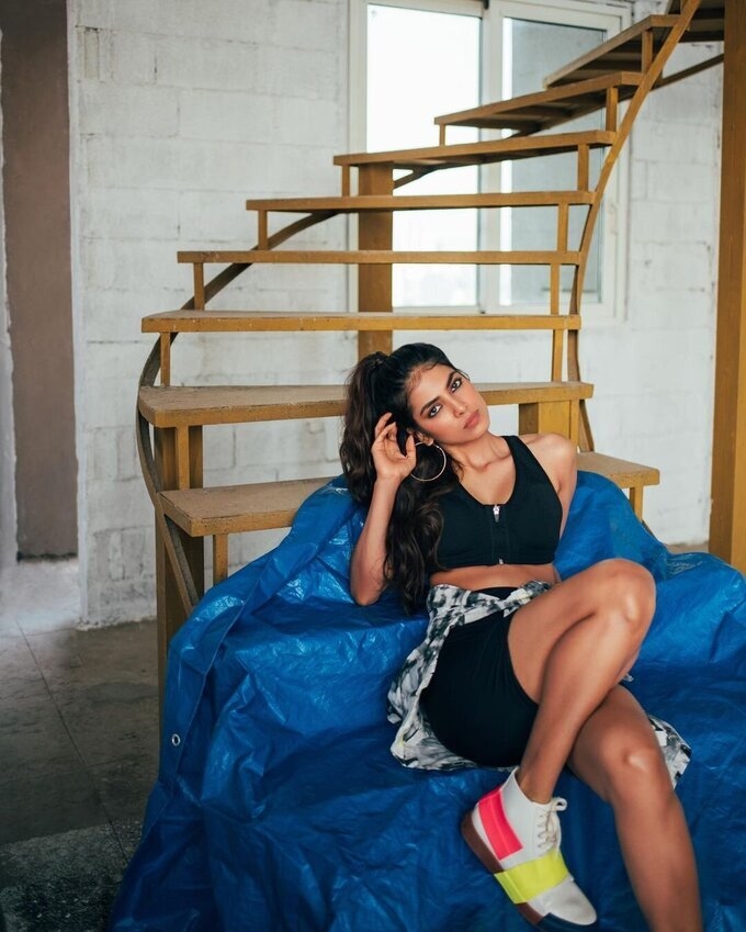 malavika mohananl Hot Photos