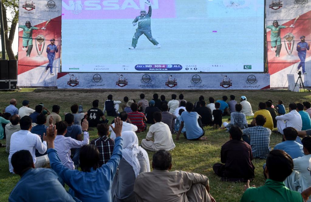 Fans All Around The World Have Been Watching India Pakistan Clash Wherever They Can