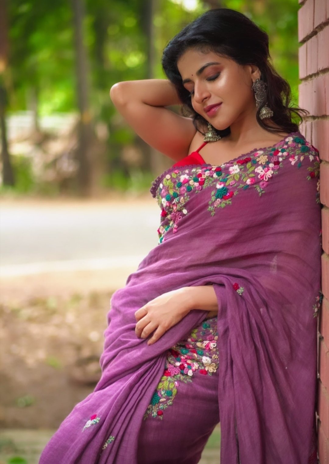 Iswarya Menon Hot Saree Pics