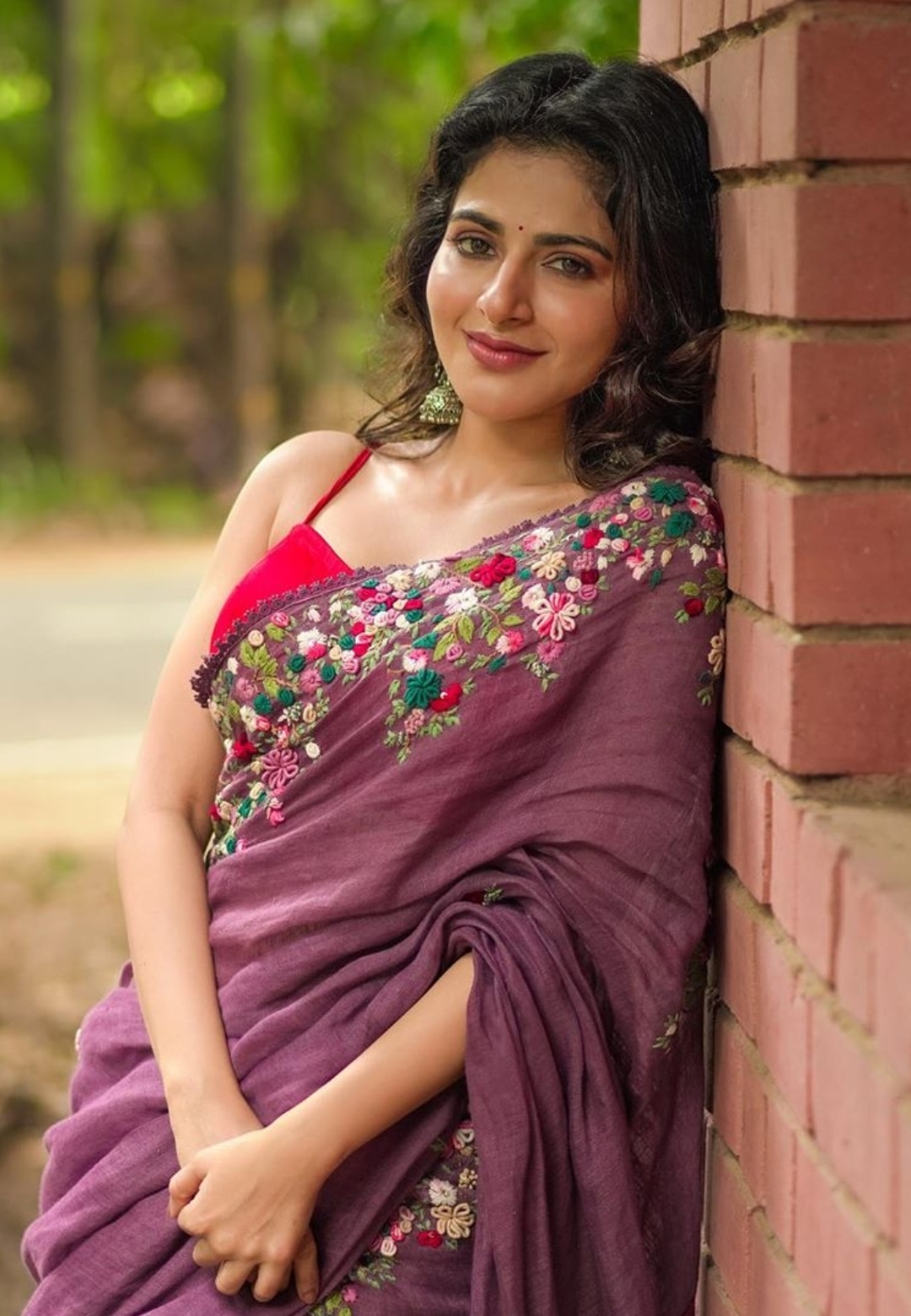 Iswarya Menon Hot Saree Pics