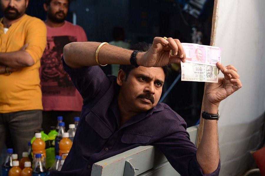 Pawan Kalyan Observing 2000 Note in shooting spot Photos