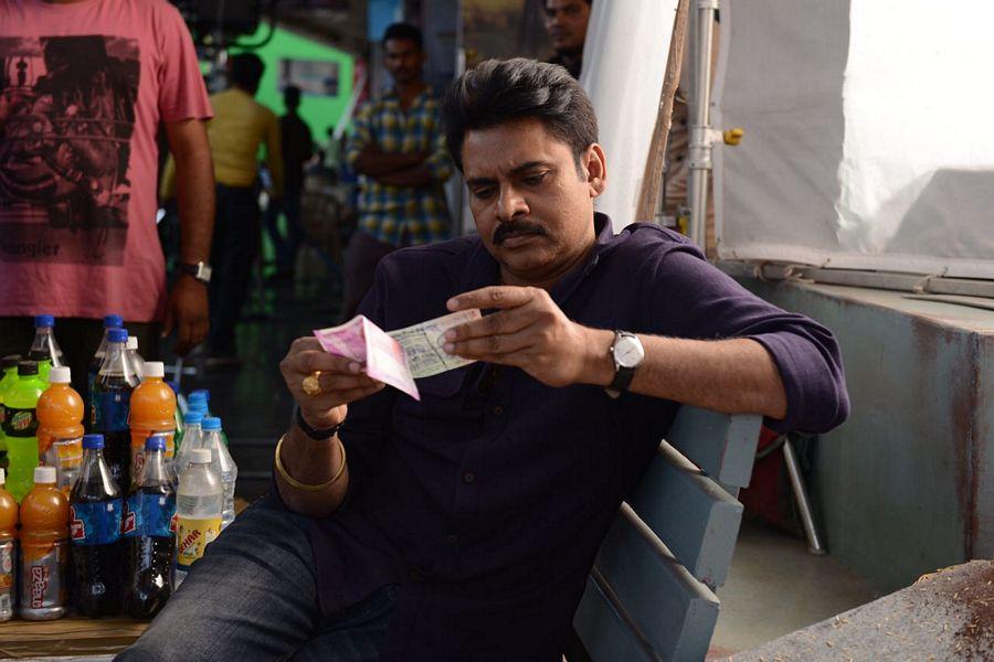 Pawan Kalyan Observing 2000 Note in shooting spot Photos