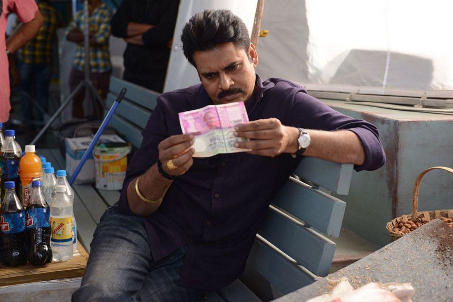 Pawan Kalyan Observing 2000 Note in shooting spot Photos