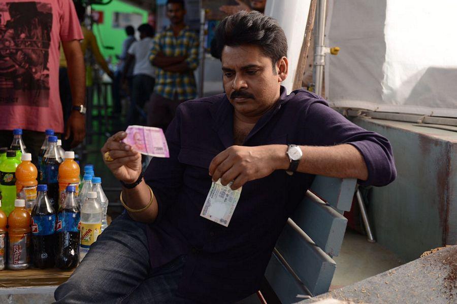 Pawan Kalyan Observing 2000 Note in shooting spot Photos