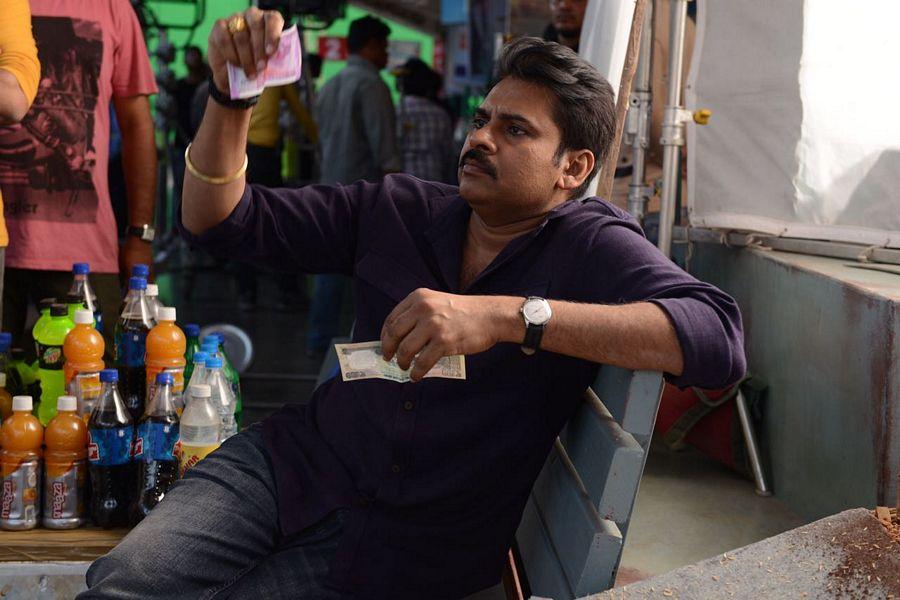 Pawan Kalyan Observing 2000 Note in shooting spot Photos