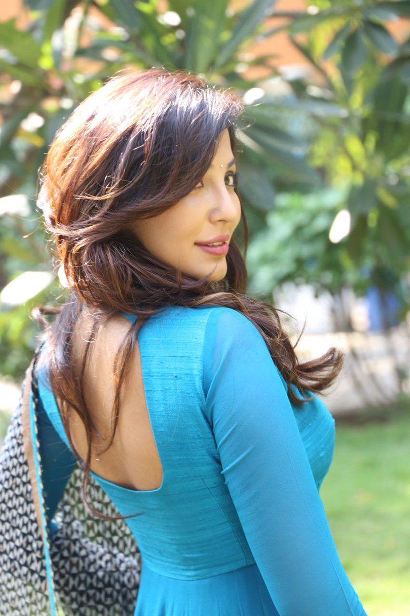 Actress Parvathy Nair Latest Unseen Photos