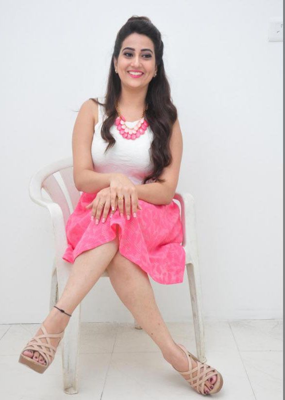 Anchor Manjusha Photo Gallery