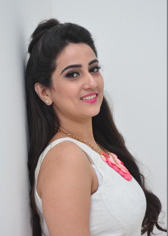 Anchor Manjusha Photo Gallery