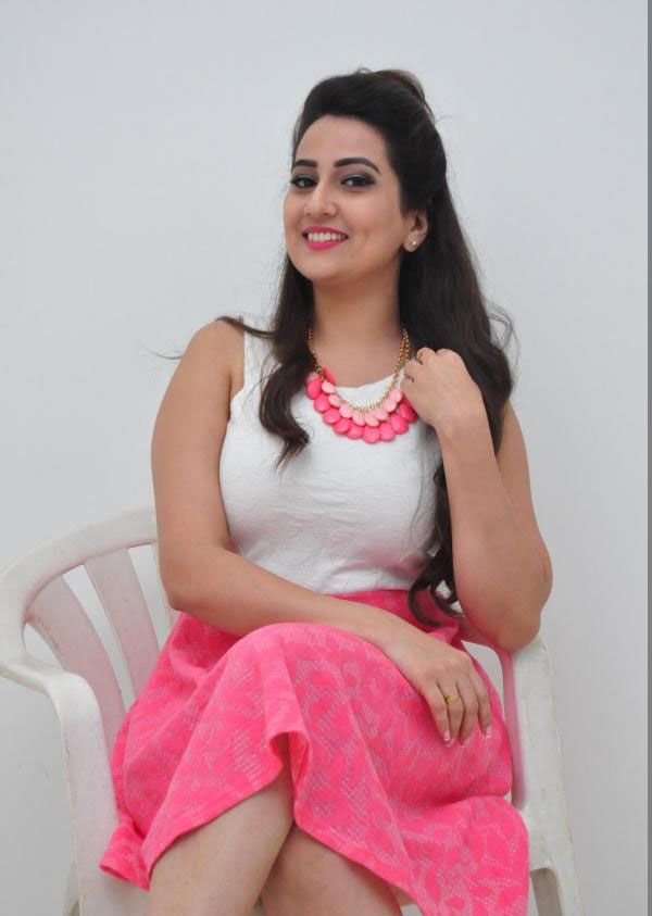 Anchor Manjusha Photo Gallery