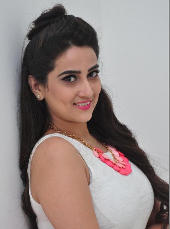 Anchor Manjusha Photo Gallery