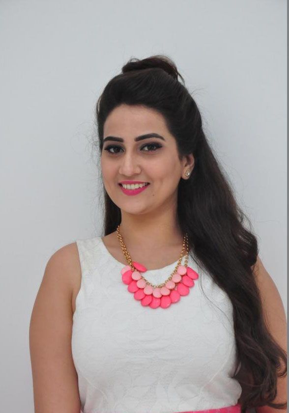 Anchor Manjusha Photo Gallery