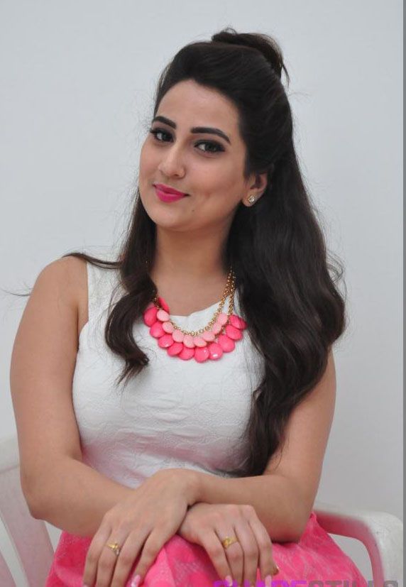 Anchor Manjusha Photo Gallery